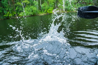bir teknenin kürek su sıçrama
