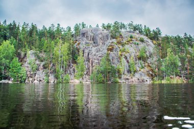 Karelia'da bir gölün kıyısında kayatırmanışı