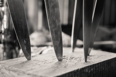 bazı büyük bıçaklar ahşap tahta içine sıkışmış