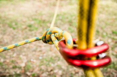 halatın tırmanma karabinasına sabit lemi, odakta düğüm