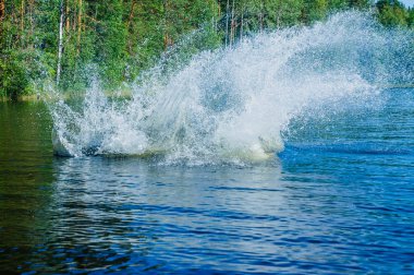 mavi gölüzerinde büyük su sıçraması