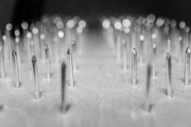 yoga uygulaması için çivi li bir tahta siyah beyaz yakın