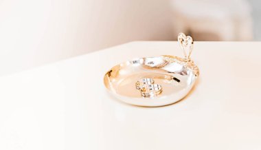 Dekoratif altın plaka üzerinde iki düğün yüzük