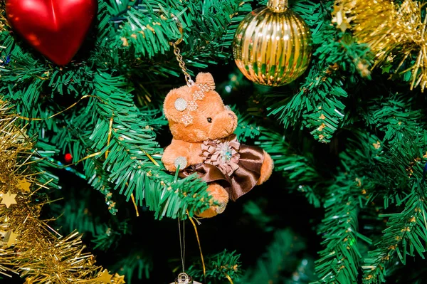 Árvore Natal Decorada Com Brinquedos Natal Uma Bola Ouro Coração — Fotografia de Stock