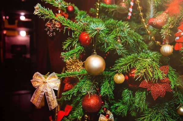 Árvore Natal Decorada Luz Dourada — Fotografia de Stock