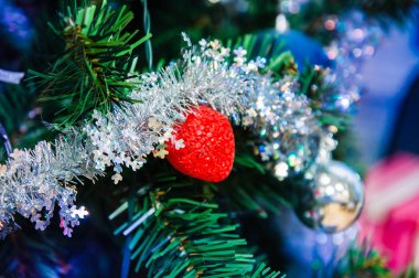 kırmızı ve gümüş oyuncak ve bir Noel ağacı üzerinde gümüş çelenk