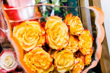 kırmızı gülile büyük sarı buket