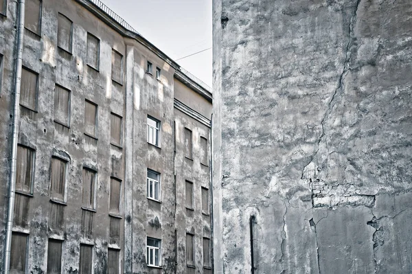 Getextureerde Muur Een Huis Met Blinde Ramen — Stockfoto