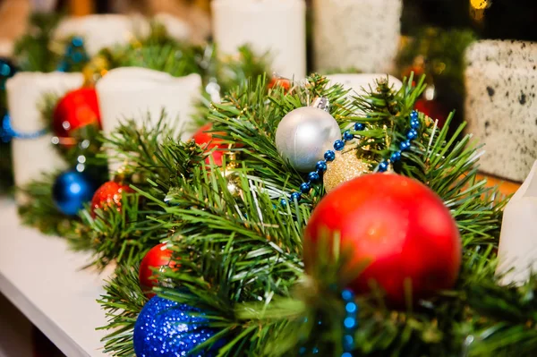 Ramo Árvore Natal Decorado Com Bolas Vermelhas Azuis Brancas — Fotografia de Stock