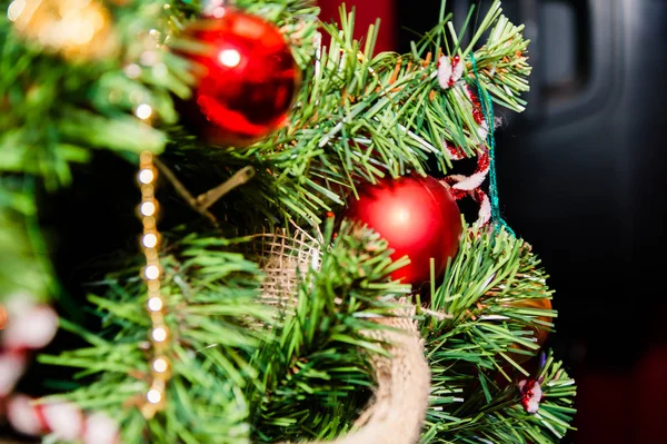 Ramo Árvore Natal Decorado Com Bolas Vermelhas — Fotografia de Stock