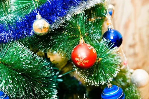 Árvore Natal Com Bolas Azuis Vermelhas Douradas — Fotografia de Stock