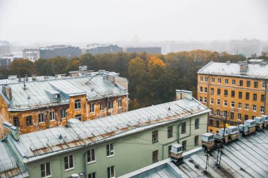 Saint Petersburg şehir merkezindeki tarihi evlerin panoraması. 