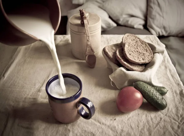 Śniadanie Rosyjskim Stylu Mlekiem Chlebem Miodem Warzywami — Zdjęcie stockowe