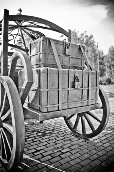 用老式行李箱雕刻马车的后部 — 图库照片