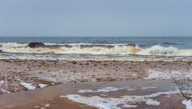 Kış Gölü 'nün önündeki ince buzun altında sel