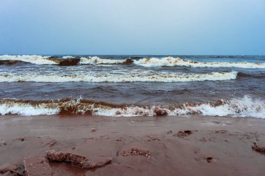 Kış denizinin dalgaları ve serpintileri