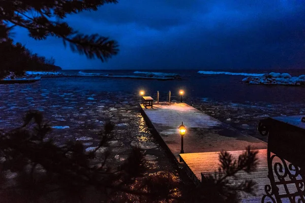 Зимовий Вечірній Морський Пейзаж Пірсом Ближче Теплі Вогні Правильно — стокове фото