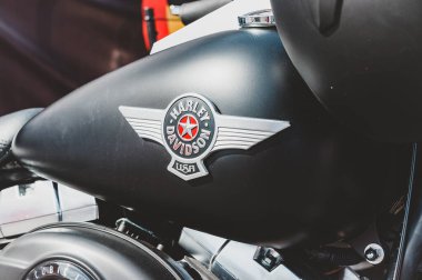 St. Petersburg, Rusya - 9 Ağustos 2015: Harley Davidson Festivali. Büyük logolu siyah motosiklet benzin deposu.