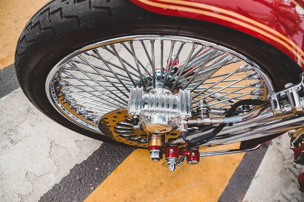 Het Wiel Van Een Oude Motorfiets Staat Een Stadsweg Retro — Stockfoto