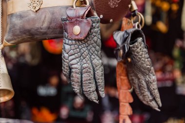 Timsahın pençelerinden çıkan eldivenler. Egzotik hayvan derisinden yapılmış aksesuarlar.