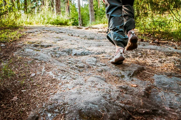 Voeten Lopen Langs Bosweg Het Meisje Klimt Rotsen Fitness Natuur — Stockfoto