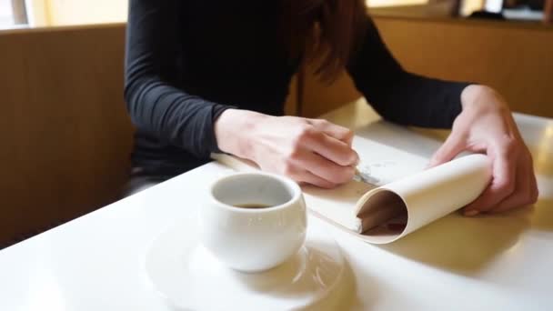 Una Mano Una Ragazza Disegna Sketchbook Con Una Matita Caffè — Video Stock
