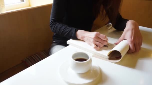 Una Mano Una Ragazza Disegna Sketchbook Con Una Matita Caffè — Video Stock