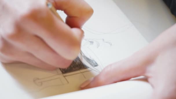 Una Mano Una Ragazza Disegna Sketchbook Con Una Matita Vicino — Video Stock