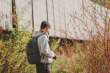 Sırt çantası ve kamerası olan bir kız sahaya çıkıyor. Rusya 'nın kuzeyinde bir keşif gezisine çıkıyorum..