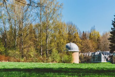 Ormanda terk edilmiş bir araştırma istasyonu. Bilim Akademisi Astronomik Gözlemevi