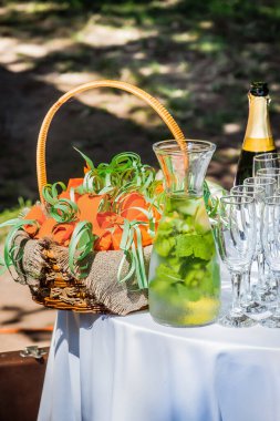 Süslü masada kokteyl ve şampanya serinletici. Açık havada Konuklara Yemek Servisi