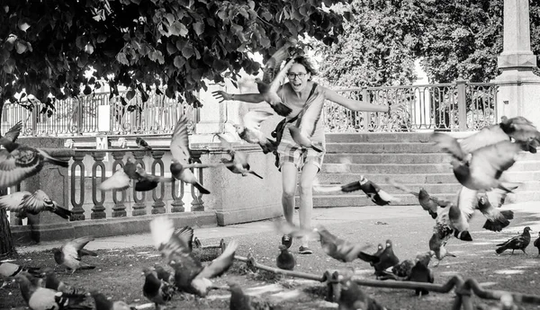 Una Ragazza Che Corre Attraverso Gregge Piccioni — Foto Stock