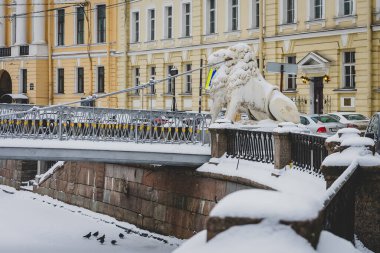 St. Petersburg, Rusya - 21 Ocak 2018: Griboedov Kanalı ve Aslan Köprüsü 'nün demiryolları