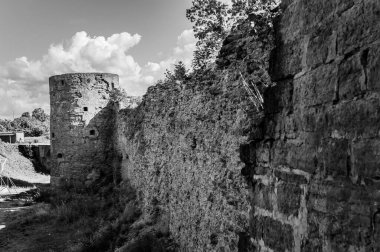 Ortaçağ kalesi Koporye 'nin duvarı ve kulesi
