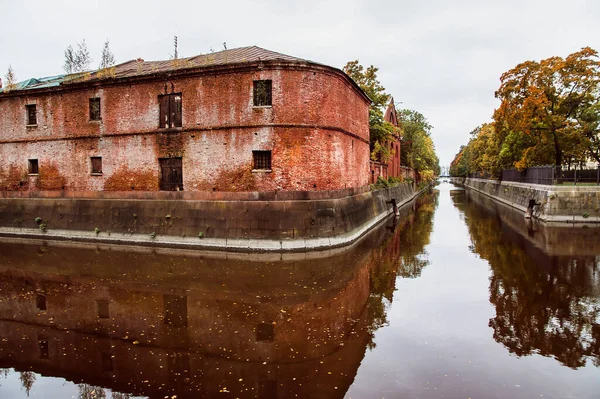 Het Kanaal Het Park Het Oude Admiraliteitsgebouw Kronstadt — Stockfoto