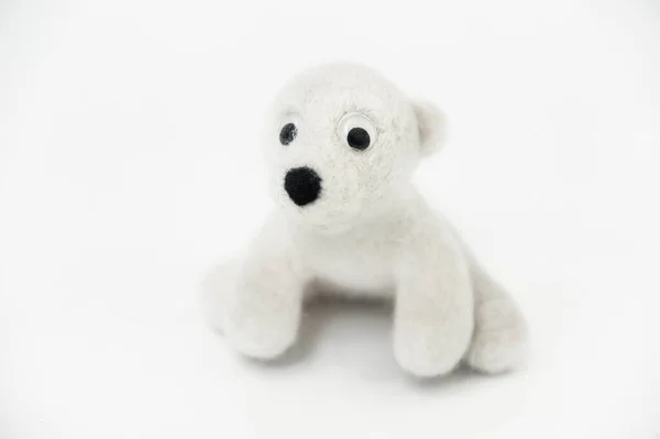 Spielzeug Eisbär Aus Gefilzter Wolle Auf Weißem Hintergrund — Stockfoto