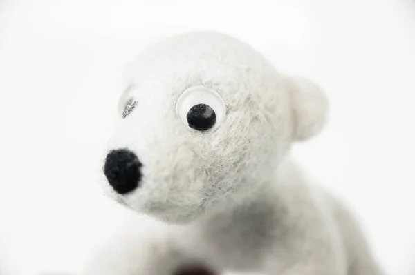 Spielzeug Eisbär Aus Gefilzter Wolle Schaut Sie Vom Weißen Hintergrund — Stockfoto