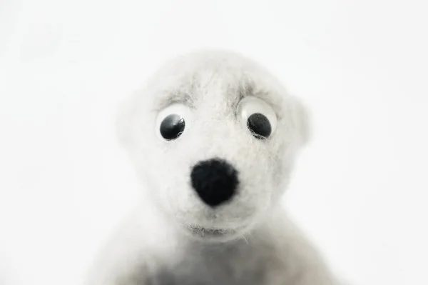 Porträt Des Spielzeug Eisbären Aus Gefilzter Wolle Auf Weißem Hintergrund — Stockfoto