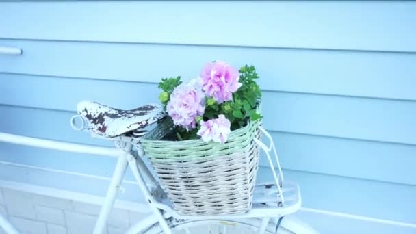 Retro Bicycle Two Baskets Flowers Background Blue House Shot Back — Stock Video