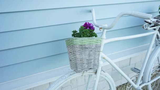 复古的自行车 两篮花在蓝色房子的背景下从前面到后面拍摄 普罗旺斯风格的花园装饰 — 图库视频影像