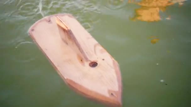 Деревянная Игрушечная Лодка Плавает Бассейне Летний Отдых Игры Воде — стоковое видео