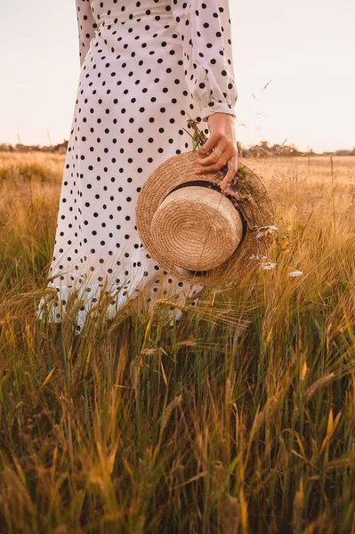Uma Menina Segura Chapéu Flores Sua Mão Campo Trigo Pôr — Fotografia de Stock
