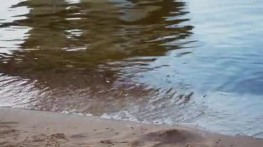 Köprünün altında dalgalar var. Körfez boyunca yaz yürüyüşü