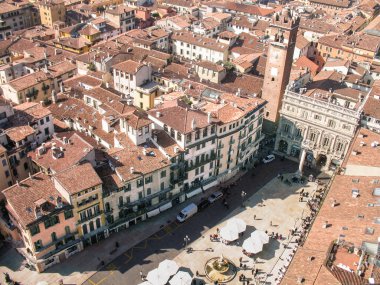 Lamberti Kulesi 'nden Piazza delle Erbe manzarası