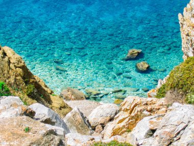 Yunanistan 'da Ege Denizi' nden kayalar geçiyor