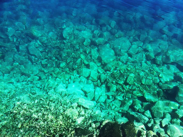 ギリシャのエーゲ海の水の透明度のスキアトスを通って岩 ロイヤリティフリーのストック写真
