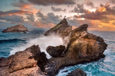 Fırtınalı denizin üzerinde bulutlu ve parlak gün doğumu
