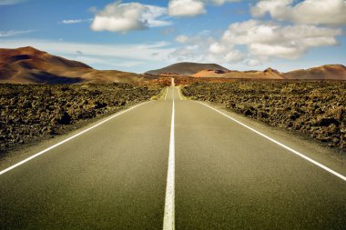 İnsan yok, hayvan yok, bitki örtüsü yok. Sadece ben, yol ve mavi gökyüzü.