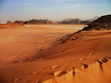 Ürdün Çölü 'nün gün batımındaki nefes kesici manzarası.