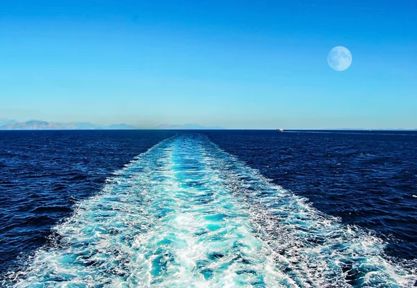 Trasa Vlevo Trajektu Maximální Rychlosti Uprostřed Oceánu Během Slunečného Dne — Stock fotografie